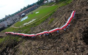 BSI Kibarkan Merah Putih 81 Meter, Titipkan Semangat Bangkit untuk Aceh Tamiang
