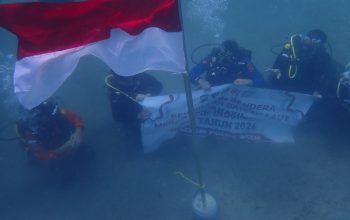 HUT Ke-81 RI, Polairud Polda Aceh Kibarkan Bendera Merah Putih di Dasar Laut Krueng Raya
