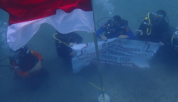 HUT Ke-81 RI, Polairud Polda Aceh Kibarkan Bendera Merah Putih di Dasar Laut Krueng Raya