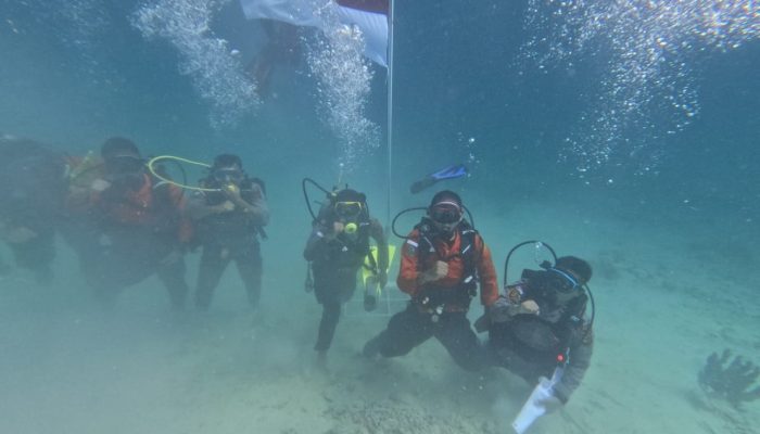 Personel Polres Simeulue Kibarkan Bendera Merah Putih di Bawah Laut pada Hari Kemerdekaan
