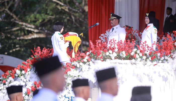 Wakil Bupati Syukri A. Jalil Pimpin Upacara Penurunan Bendera HUT ke-81 RI di Aceh Besar