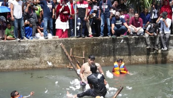 Semarak HUT ke-81 RI, Wali Kota Illiza Ikut Pimpin Lomba Pukul Bantal di Sungai Lampaseh