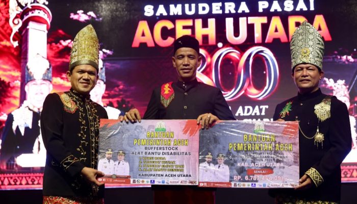 Wagub Aceh Dek Fadh Serahkan Bantuan Rp6,78 Miliar untuk Aceh Utara