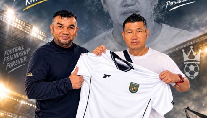 Udin Leo, “Raja Sawer” Barat Selatan, Serahkan Jersey Timnas kepada Keuchik Lamkruet