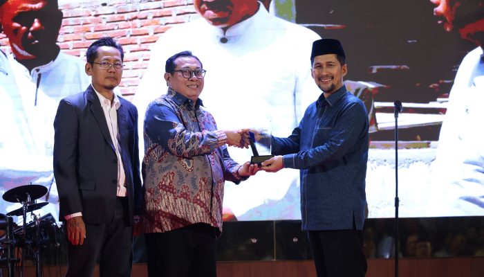 Wagub Aceh Fadhlullah Raih Penghargaan Tokoh Penguat Ekonomi Syariah Aceh