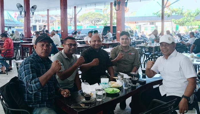 Dua Jam Tanpa Sekat : Silaturahmi dan Pesan Syech Muharram untuk SMSI Aceh Besar
