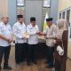Wabup Aceh Besar Serahkan Cenderamata untuk Ahli Waris Panglima T Nyak Makam