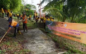 Polresta Banda Aceh dan DLHK3 Kompak Bersihkan Sampah di Pinggiran Krueng Aceh