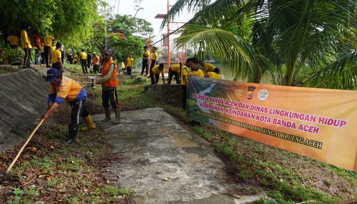 Polresta Banda Aceh dan DLHK3 Kompak Bersihkan Sampah di Pinggiran Krueng Aceh