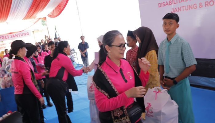 Ketua Umum Bhayangkari Serahkan 6.000 Paket Sembako untuk Masyarakat