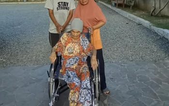 Dinsos Aceh Salurkan Kursi Roda untuk Lansia 76 Tahun di Banda Aceh