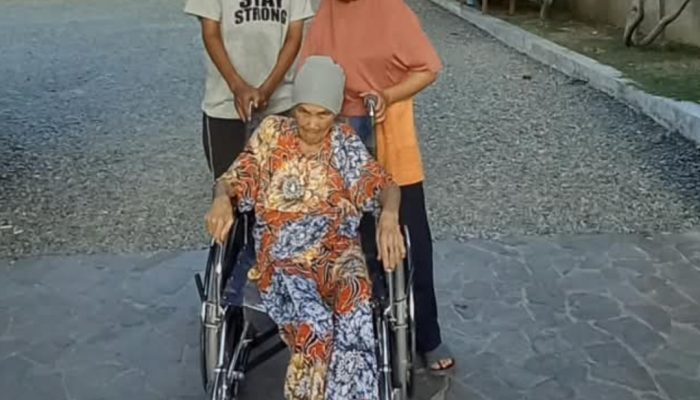 Dinsos Aceh Salurkan Kursi Roda untuk Lansia 76 Tahun di Banda Aceh