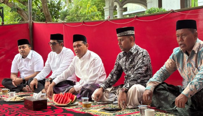 Wagub Aceh Dek Fadh Takziah ke Rumah Duka Ibunda Ketua Komisi I DPRA di Aceh Utara