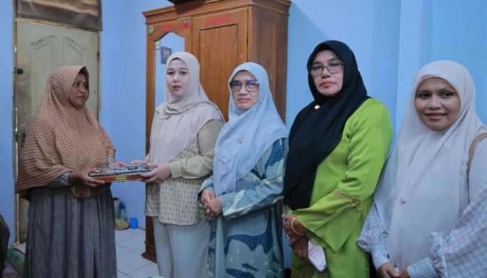 Ketua TP PKK Aceh Besar Sambangi Keluarga Kurang Mampu di Gampong Teureubeh Kota Jantho