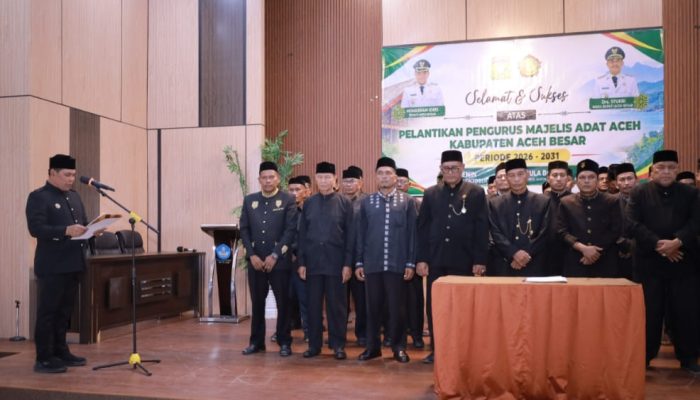 Bupati Syech Muharram Lantik Pengurus MAA Aceh Besar