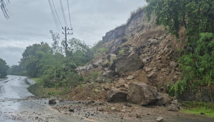 Waspada! Longsor Tutupi Setengah Badan Jalan Nasional Banda Aceh–Medan di Seulimum