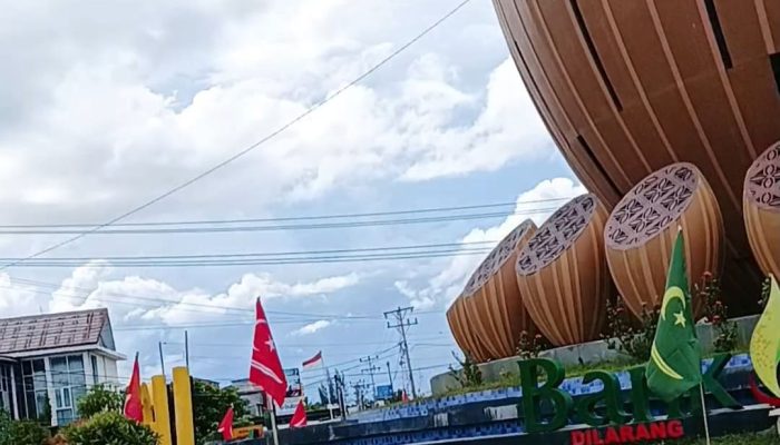 Bendera Alam Peudeung Terpasang di Tugu Aneuk Mulieng Kota Sigli