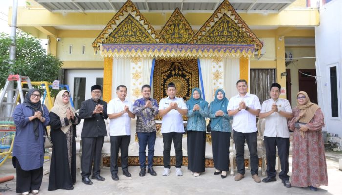 Jaga Adat dan Ringankan Beban Warga, Daniel Abdul Wahab Bantu Perangkat Pelaminan untuk Gampong Alue Deah Teungoh