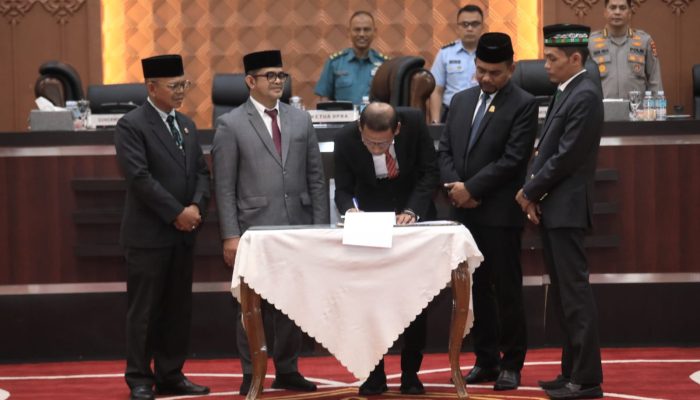 Plt Sekda Aceh dan Pimpinan DPRA Teken Persetujuan Bersama KUA-PPAS Aceh 2027