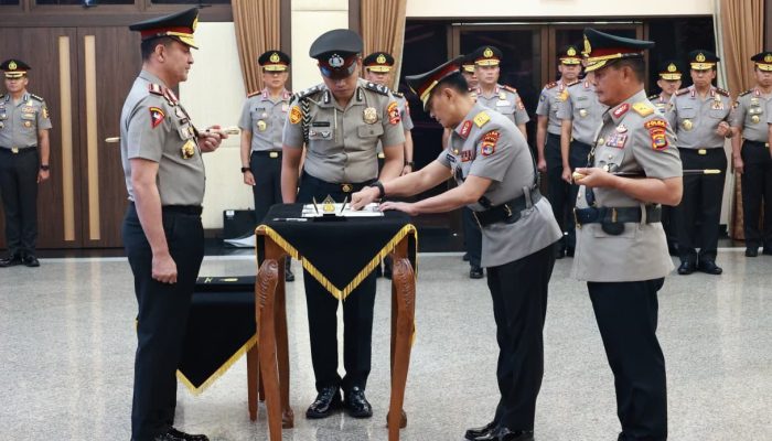 Kapolri Pimpin Sertijab Kakorlantas dan Tiga Kapolda di Mabes Polri