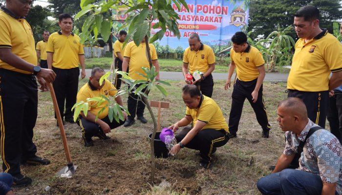 Kapolda Aceh Bersama Masyarakat Tanam Pohon untuk Wujudkan Program Green Policing