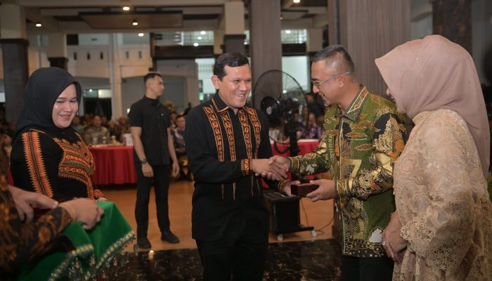 Dek Fadh Hadiri Sertijab Pangdam Iskandar Muda, Serahkan Cinderamata kepada Mayjen Joko Hadi Susilo