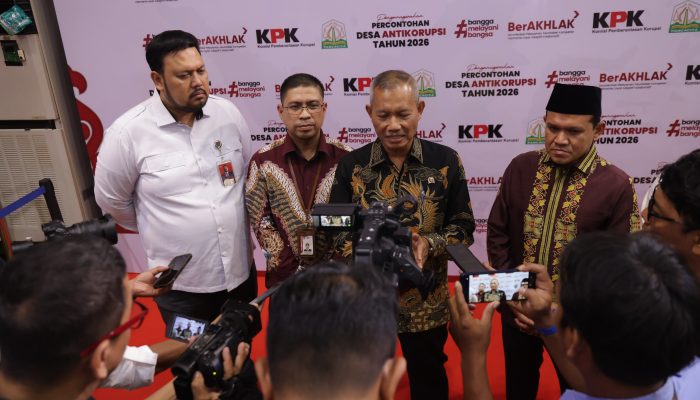 Dek Fadh dan Wakil Ketua KPK Anugerahkan Penghargaan Desa Antikorupsi kepada 15 Gampong di Aceh