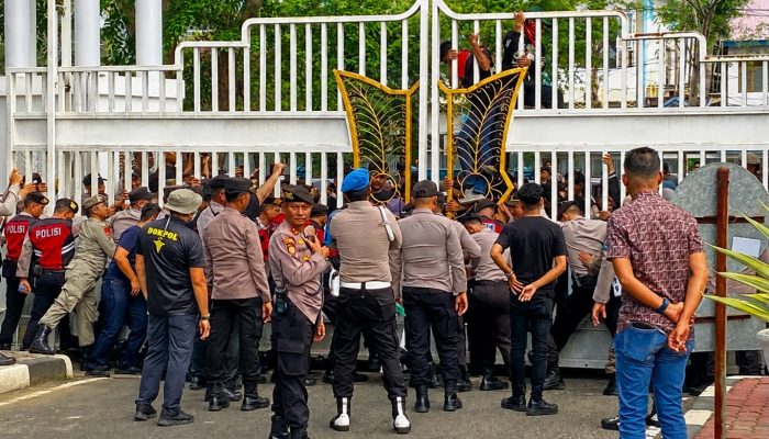 Polisi Bersama Masyarakat: Polda Aceh Redam Massa Aksi dengan Lantunan Salawat Badar