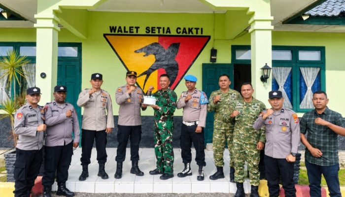 Kapolsek Lhoknga Beri Kejutan HUT ke-81 TNI di Kompi Kavaleri 11/Walet Setia Cakti