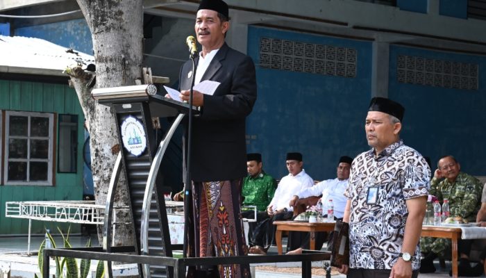 Usai Jadi Irup Hari Santri, Wabup Syukri Berbaur Bersama Santri Dayah Ruhul Falah Samahani