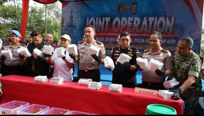 Dampingi Kapolri di Pidie, Dek Fadh Apresiasi Pengungkapan Laboratorium Sabu dan Bantuan Huntap