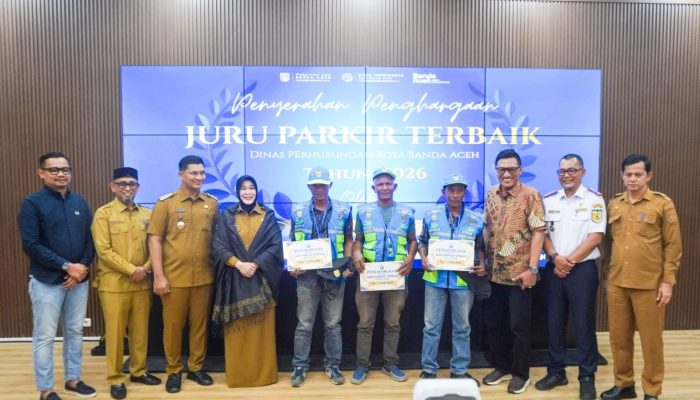 Illiza Serahkan Penghargaan kepada Tiga Juru Parkir Terbaik di Banda Aceh